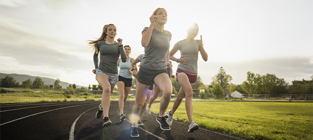 adolescentes a correr,: uma prática desportiva que facilita o gasto calórico