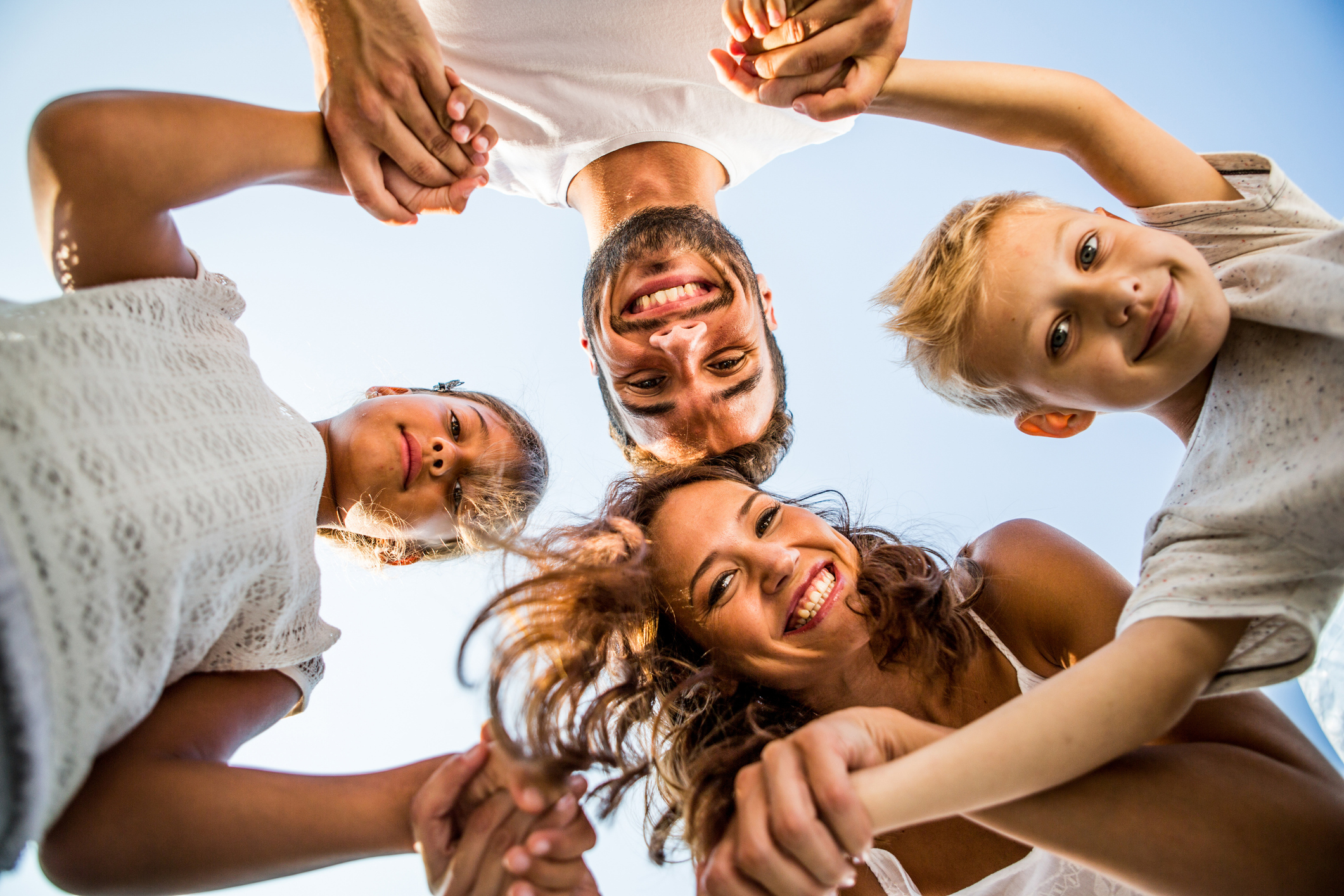 Família junta em círculo, simbolizando a inovação e a proximidade nos cuidados de saúde.