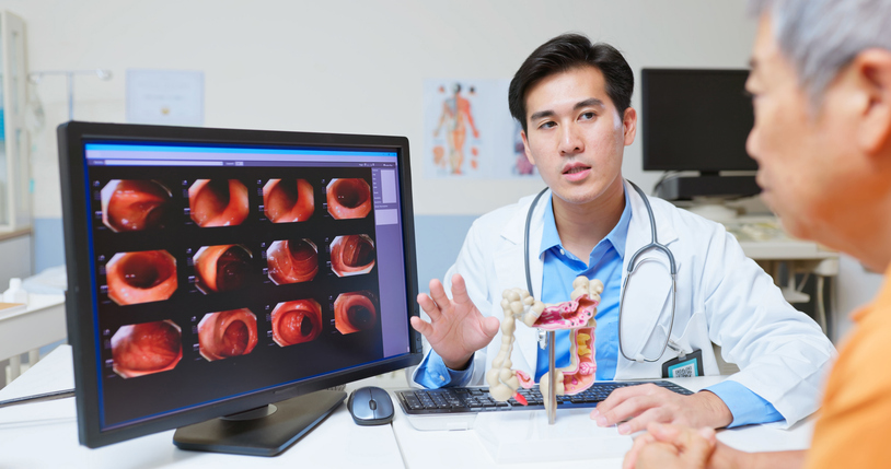 médico a explicar o cancro do intestino durante consulta