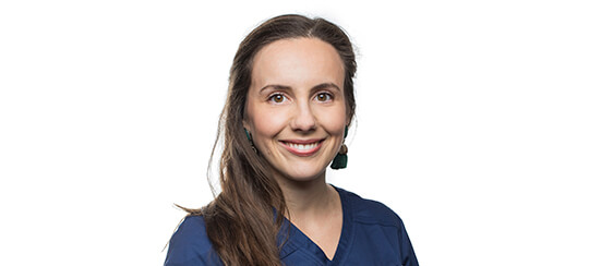 Dra. Mafalda Vilhena, médica dentista sorrindo, destacando os cuidados a ter com periodontite.