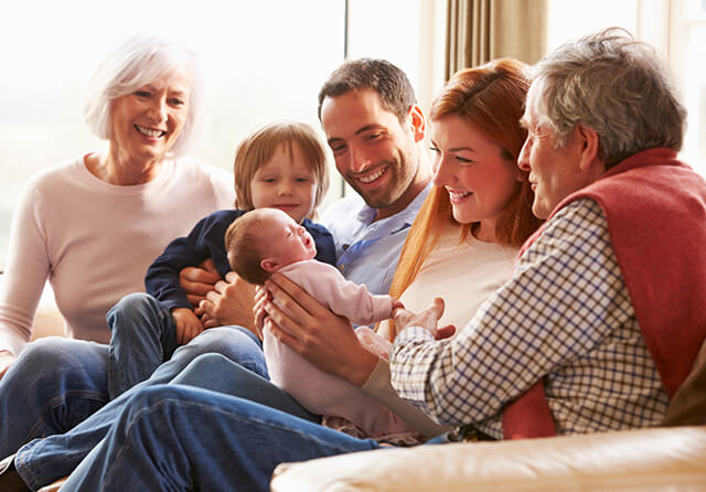 Uma família a dar apoio à mulher, na fase difícil que é o pós-parto.