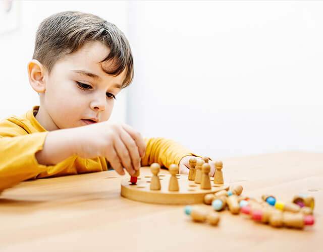 Criança com perturbação do espetro do autismo a brincar.