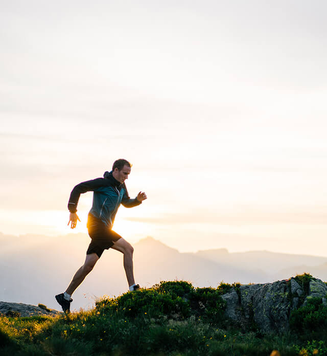 Homem a correr ao ar livre. Uma atividade física positiva para o seu bem-estar físico e psicológico.