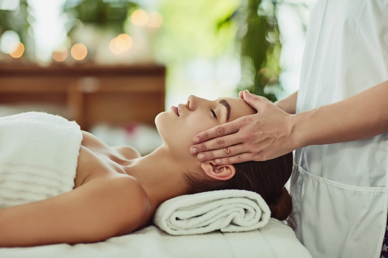 Jovem mulher num spa, a receber uma mensagem. Tudo isto nas suas férias, devidamente preparadas e relaxantes, para assim, evitar a depressão pós-férias.