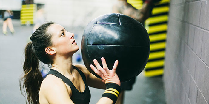 Mulher a fazer um treino combinado, o que aumenta a massa muscular e consequentemente promove o metabolismo de repouso.