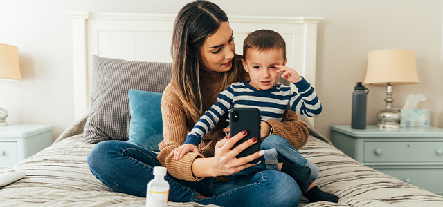 Mãe e filho em chamada com o Médico Assistente Médis