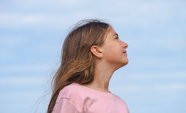 Rapariga sorridente a olhar para o lado