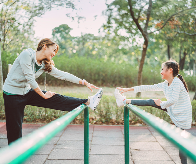Mãe e filha fazem exercício físico, que ajuda a compensar o gasto calórico diário adequado às crianças