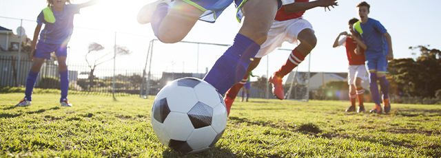 crianças jogam futebol, um desporto aliado no gasto de calorias 