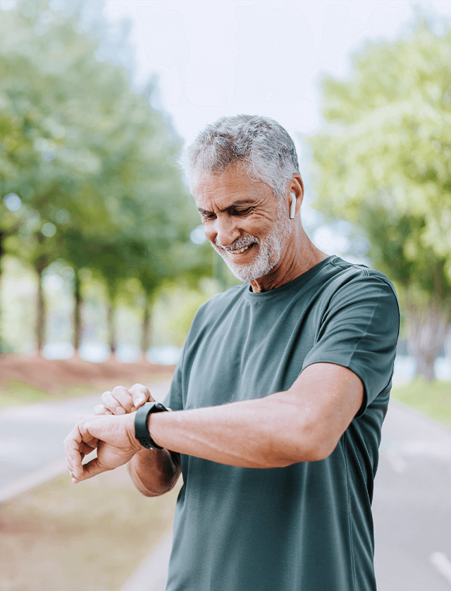 Senhor acompanha progresso de saúde na App Médis Active através do seu relógio