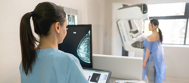 Médica e paciente no consultório a fazer uma Mamografia