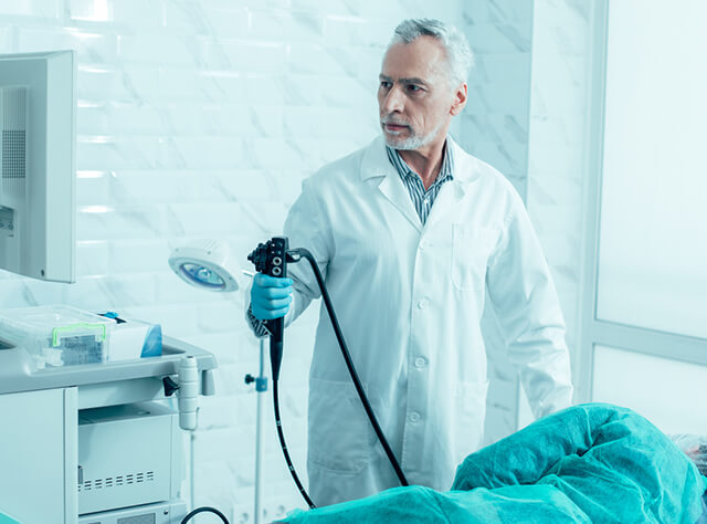 Médico a fazer um rastreio colorretal a paciente
