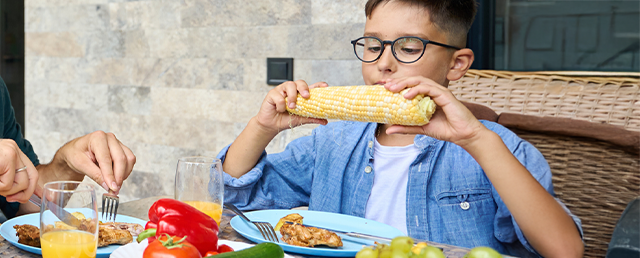 criança faz refeição saudável para perder peso