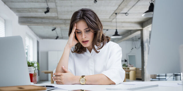 Senhora a tentar identificar causas do stress