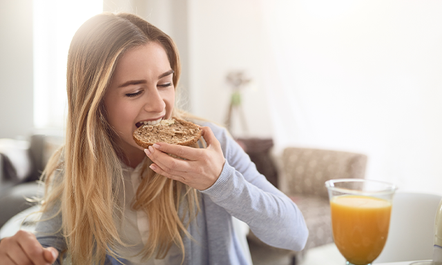 adolescente faz refeição saudável e com calorias controladas
