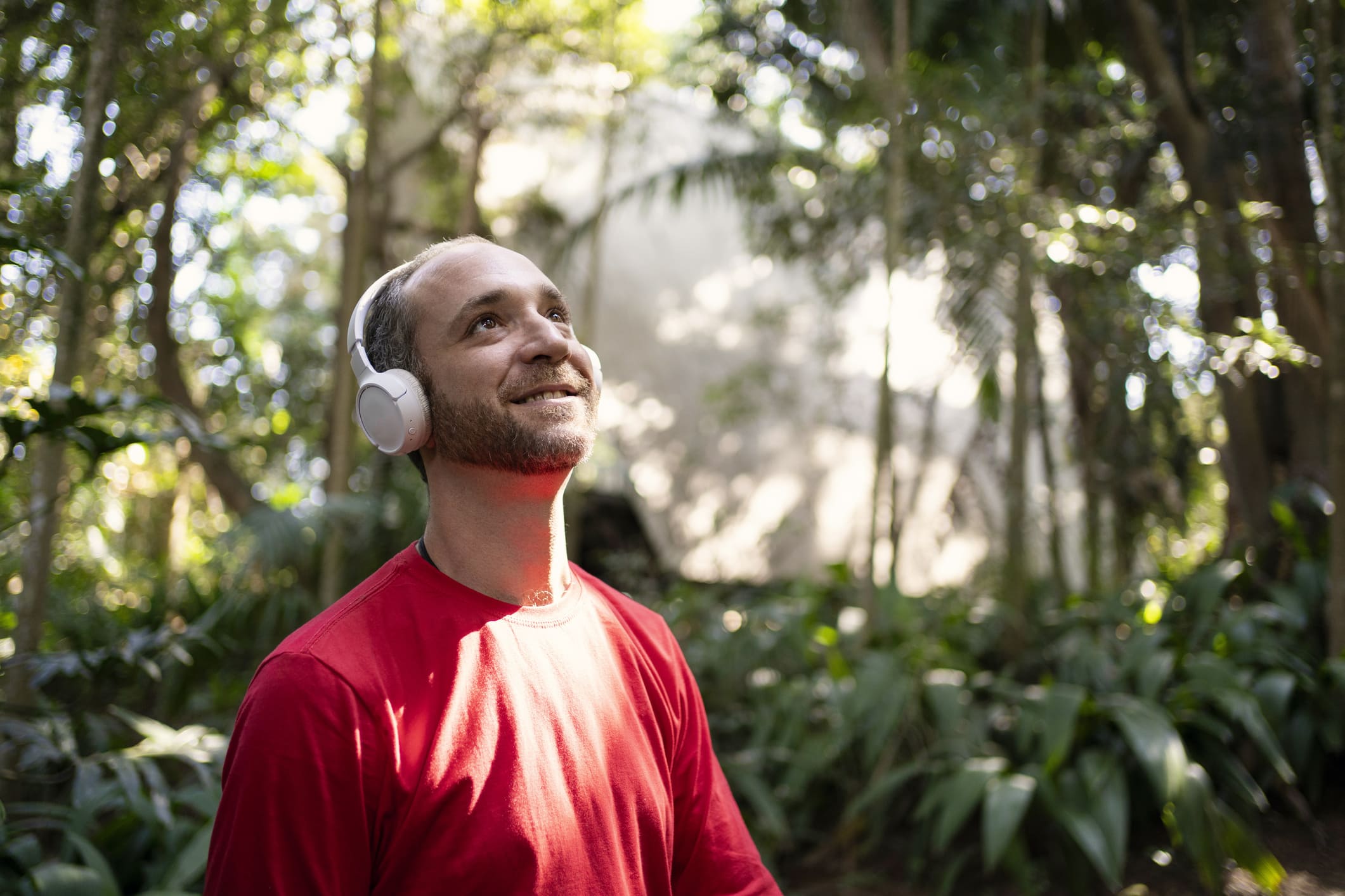 jovem com autismo nível 1 ouve música na natureza